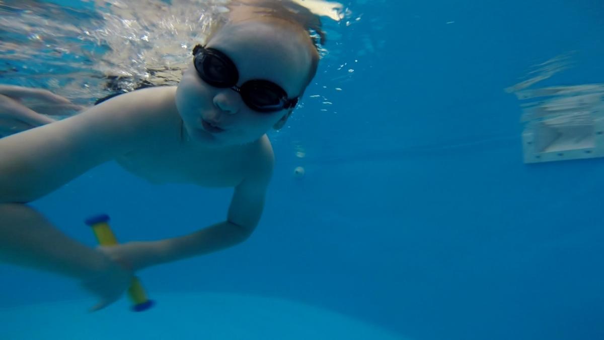 Когда учить малыша плавать