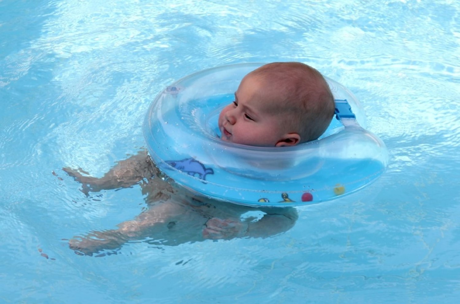 Что говорят врачи о плавании ребенка в круге