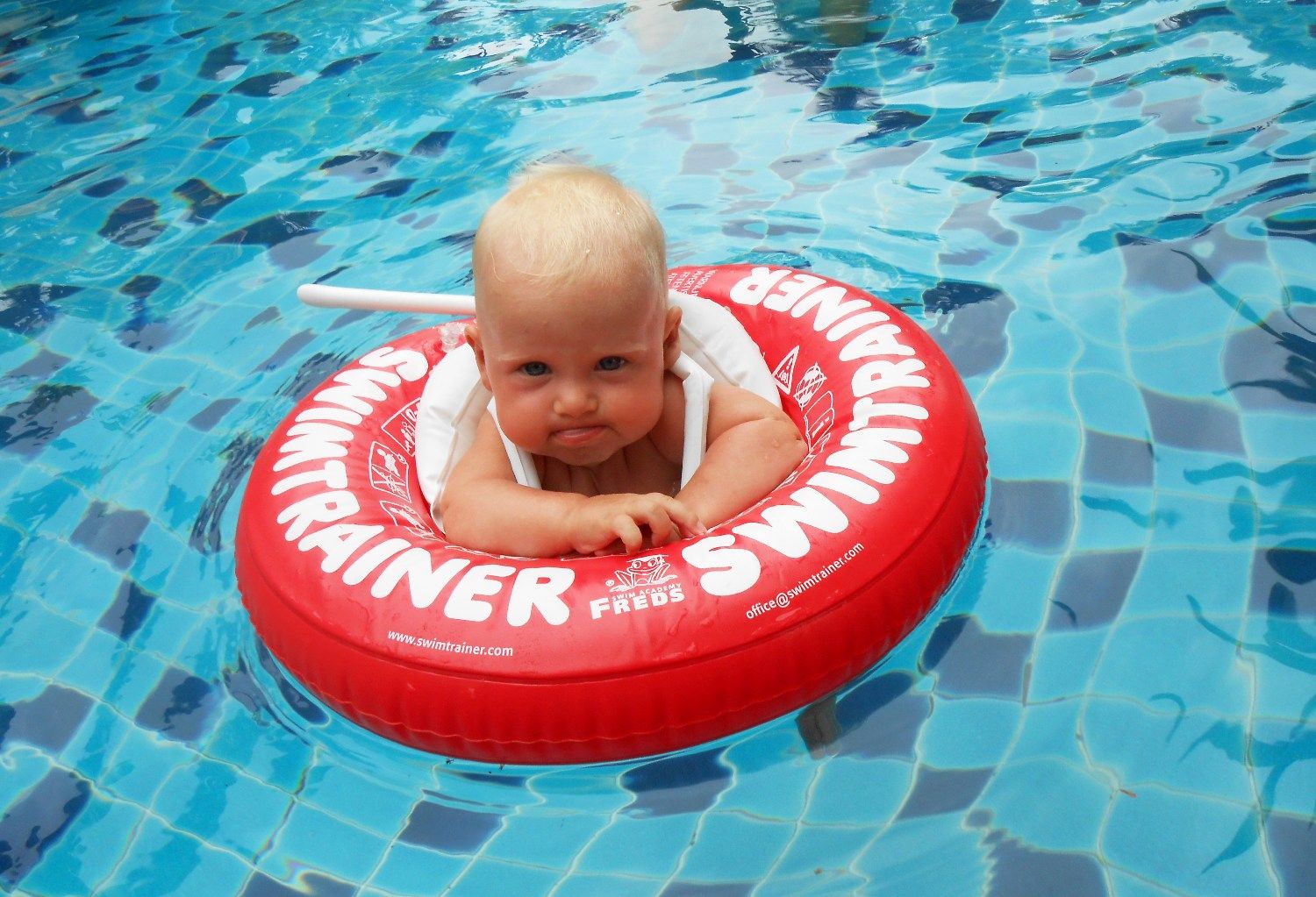 Что говорят врачи о плавании ребенка в круге